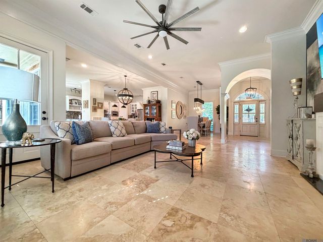 9239 Greystone Dr, Denham Springs, LA 70726