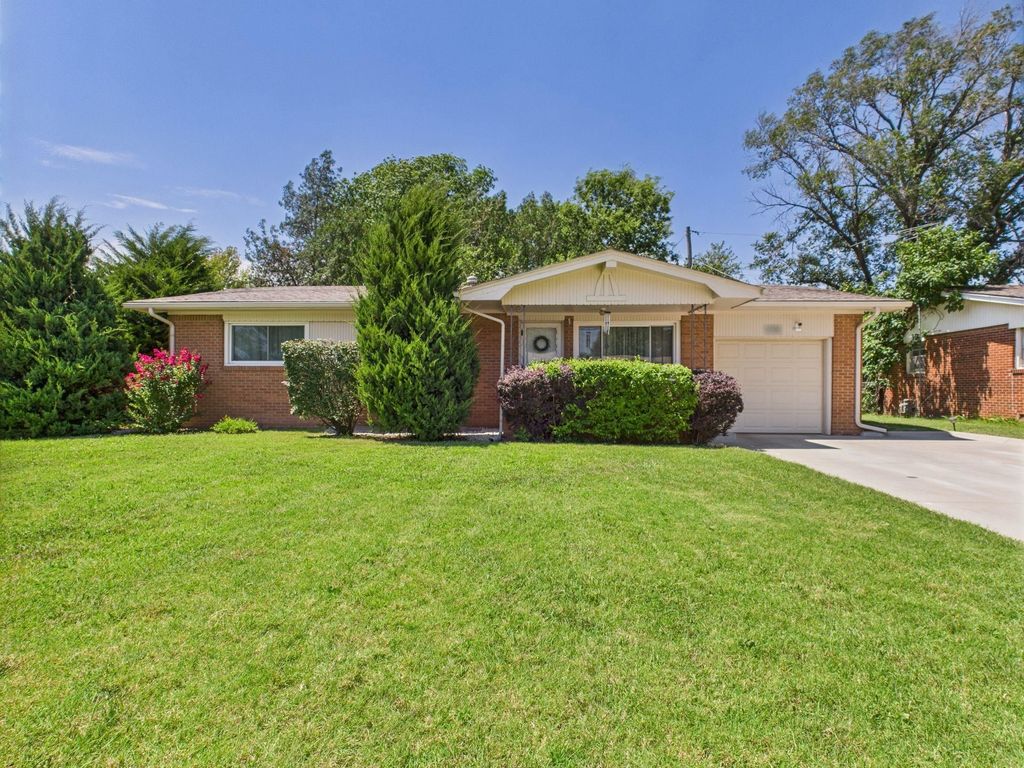 2735 S Martinson Ave, Wichita, KS 67217