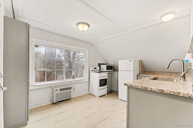 20 Frank Street, Pontiac, MI 48342