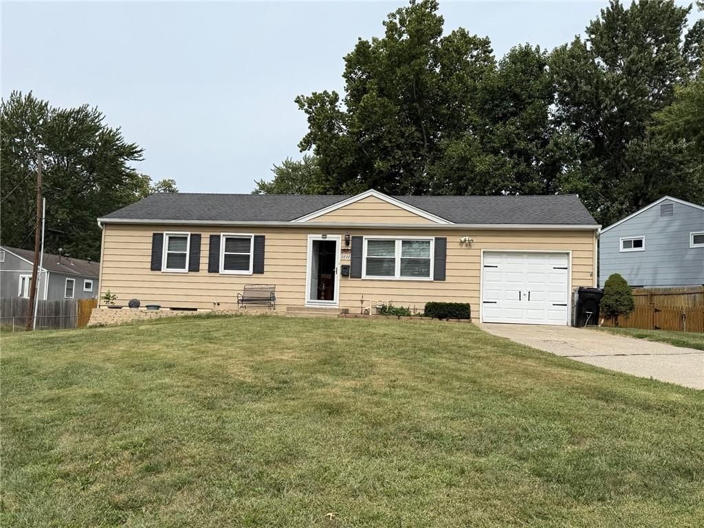 3232 S Queen Ridge Drive, Independence, MO 64055