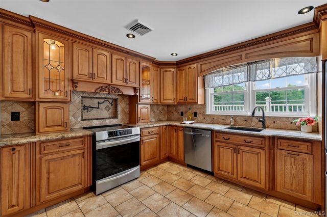 585 Bedford Road, Pleasantville, NY 10570