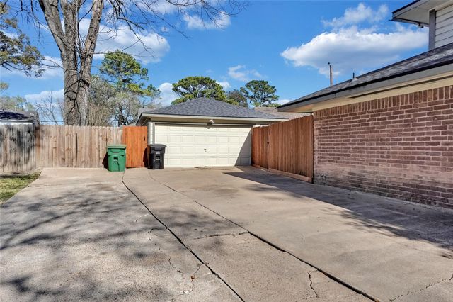 9722 Kindletree Drive, Houston, TX 77040