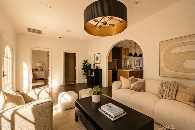616 Lillian Way, Los Angeles, CA 90004