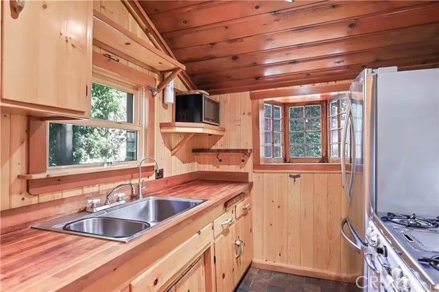 23348 Outlook, Crestline, CA 92325