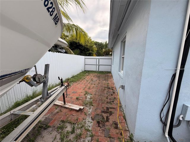 545 NW 136 St, North Miami, FL 33168