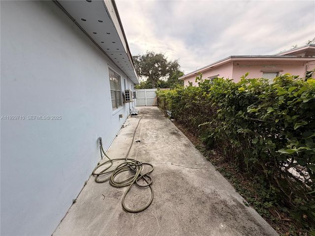 545 NW 136 St, North Miami, FL 33168