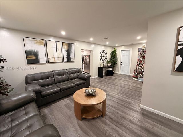 545 NW 136 St, North Miami, FL 33168