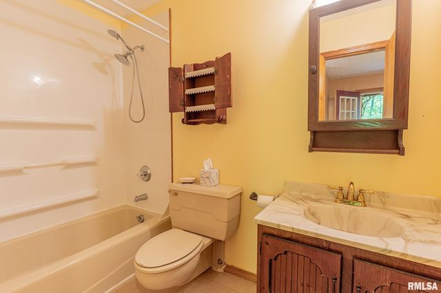 15751 E Tolle Road, Mt Vernon, IL 62864