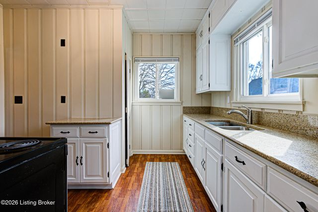 325 Wood Rd, Lyndon, KY 40222