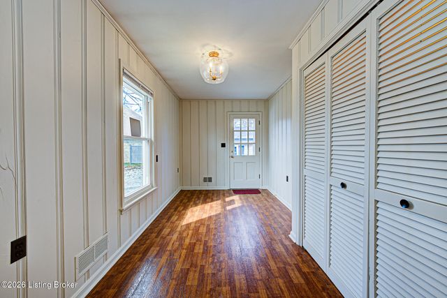 325 Wood Rd, Lyndon, KY 40222