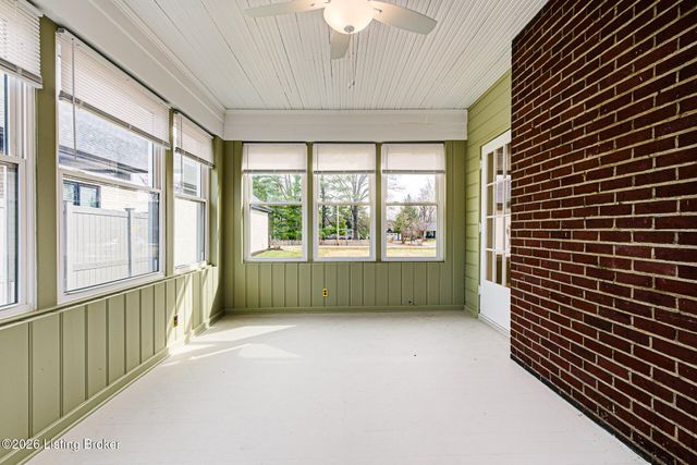 325 Wood Rd, Lyndon, KY 40222