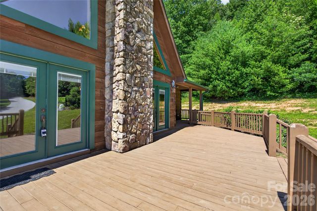 335 Whites Lake Boulevard, Saluda, NC 28773