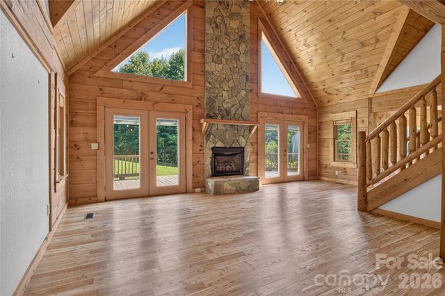 335 Whites Lake Boulevard, Saluda, NC 28773