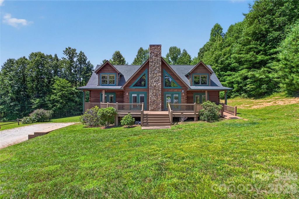 335 Whites Lake Boulevard, Saluda, NC 28773