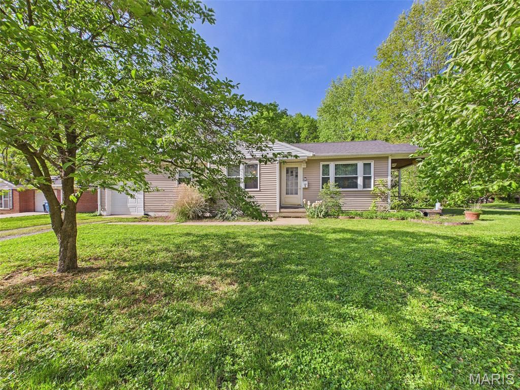 5 Saint Clair Lake Drive, Swansea, IL 62226