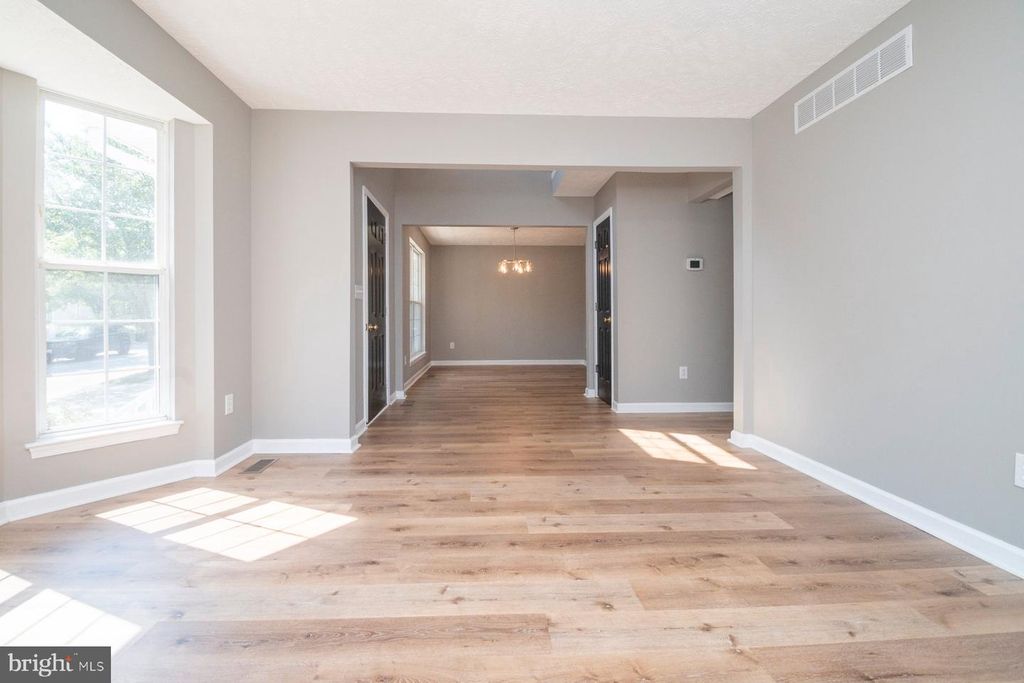 Image 10 of property listing at 1214 MARKHAM LN, Pasadena, MD 21122