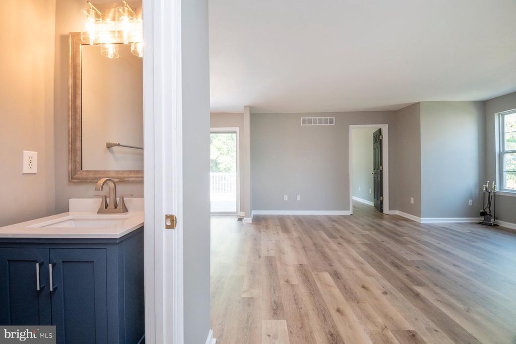 Image 11 of property listing at 1214 MARKHAM LN, Pasadena, MD 21122