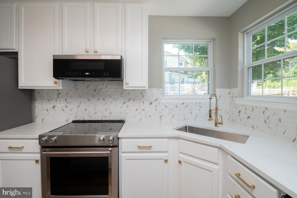Image 5 of property listing at 1214 MARKHAM LN, Pasadena, MD 21122