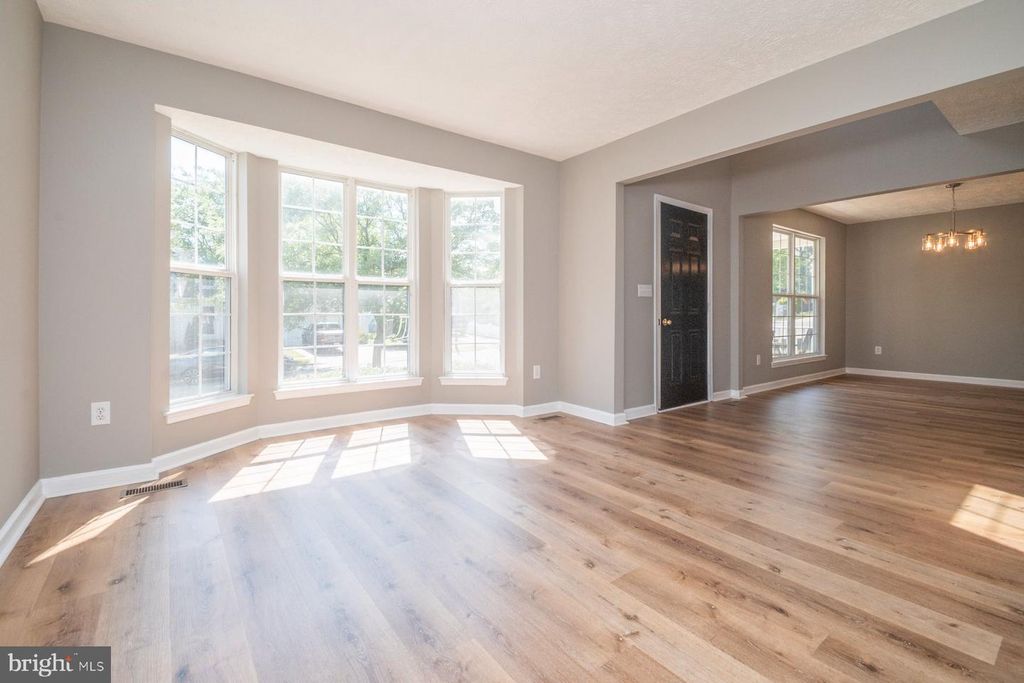 Image 9 of property listing at 1214 MARKHAM LN, Pasadena, MD 21122
