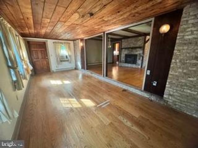 1482 HILLTOP RD, Leesport, PA 19533