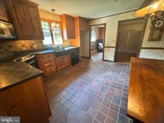 1482 HILLTOP RD, Leesport, PA 19533