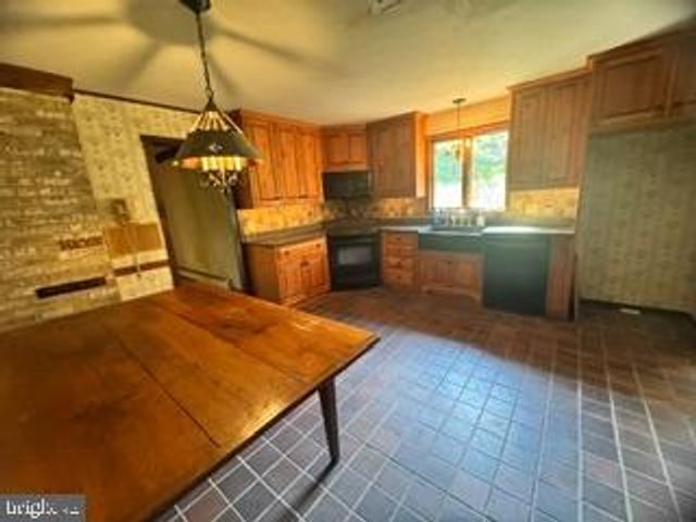 1482 HILLTOP RD, Leesport, PA 19533