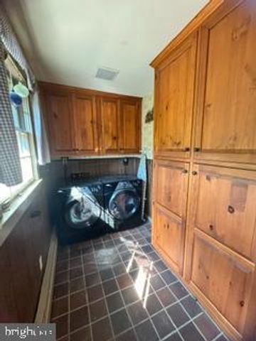 1482 HILLTOP RD, Leesport, PA 19533