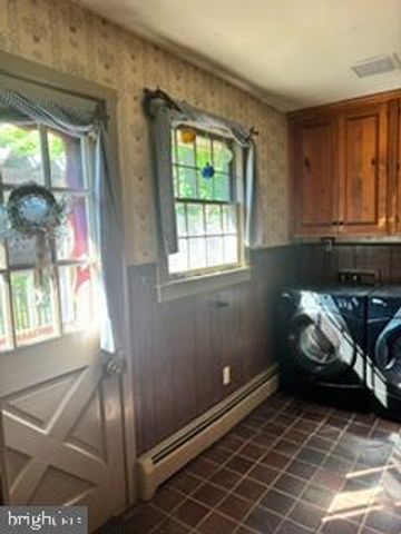 1482 HILLTOP RD, Leesport, PA 19533