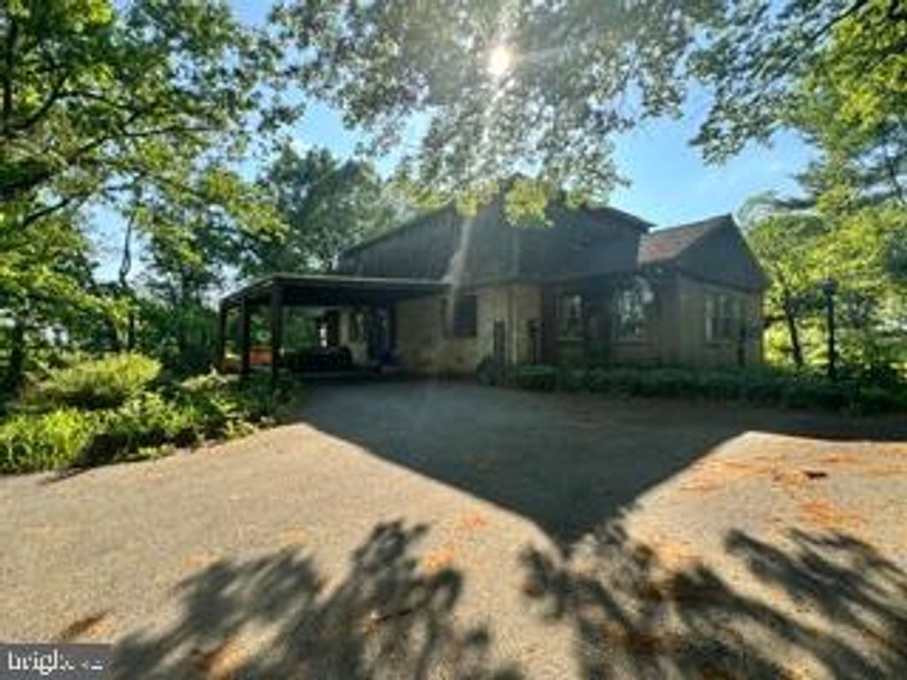 1482 HILLTOP RD, Leesport, PA 19533