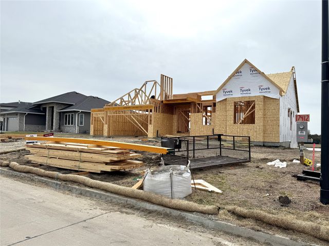 17412 Oakwood Drive, Urbandale, IA 50323