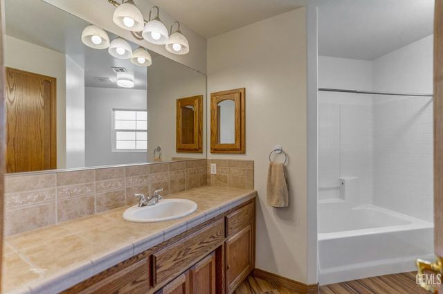 333 Berry Meadow Way, Bakersfield, CA 93308