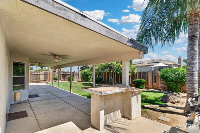 333 Berry Meadow Way, Bakersfield, CA 93308