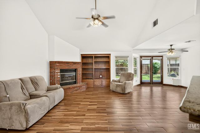 333 Berry Meadow Way, Bakersfield, CA 93308