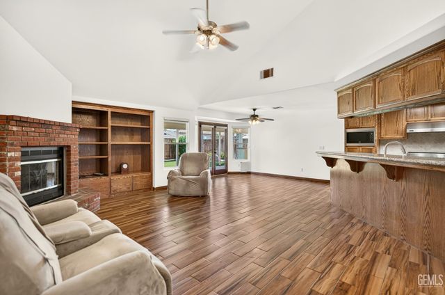333 Berry Meadow Way, Bakersfield, CA 93308