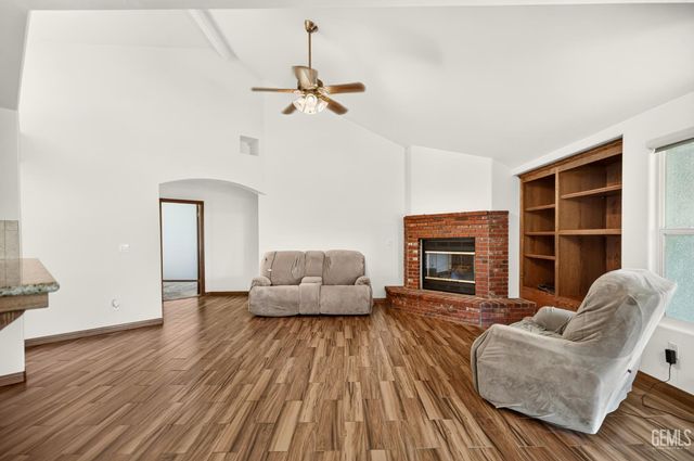 333 Berry Meadow Way, Bakersfield, CA 93308