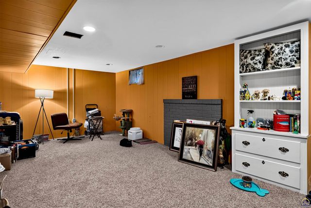 3640 SW York Way, Topeka, KS 66604