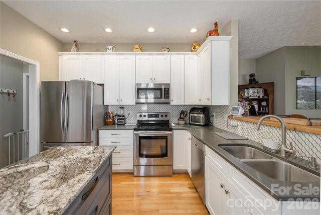 2115 Cumming Woods Court, Hendersonville, NC 28739