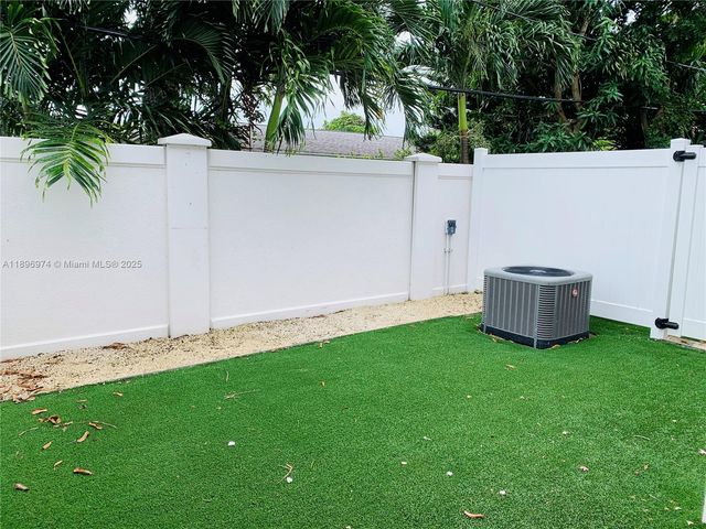 2412 NE 26th St 4, Fort Lauderdale, FL 33305