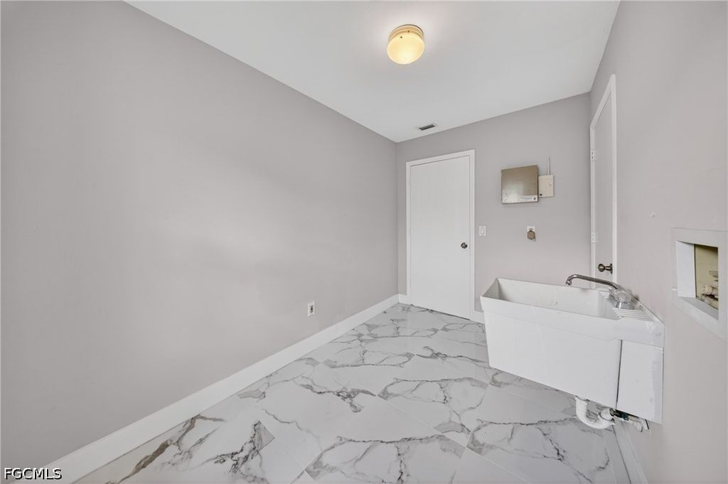 Image 11 of property listing at 1417 Everest PKWY E, Cape Coral, FL 33904