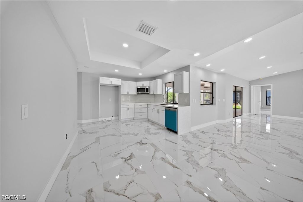 Image 4 of property listing at 1417 Everest PKWY E, Cape Coral, FL 33904