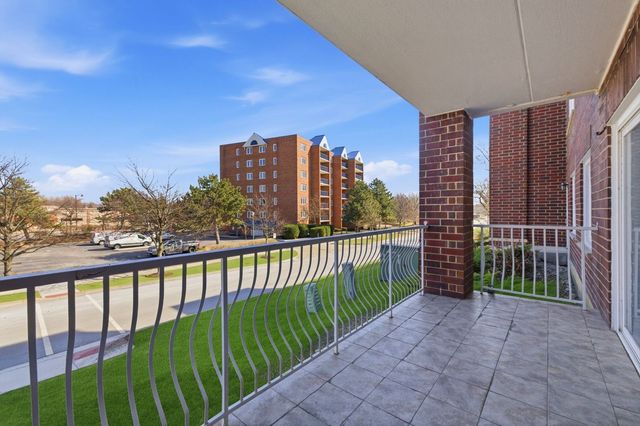 7011 W Touhy Avenue 205, Niles, IL 60714