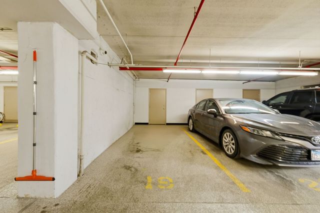 7011 W Touhy Avenue 205, Niles, IL 60714