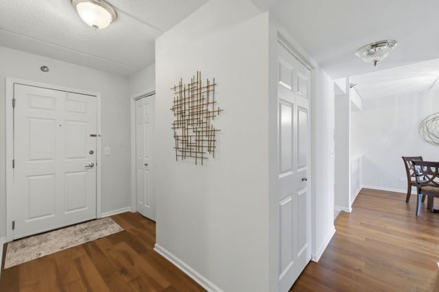 7011 W Touhy Avenue 205, Niles, IL 60714