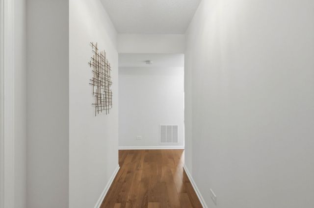 7011 W Touhy Avenue 205, Niles, IL 60714