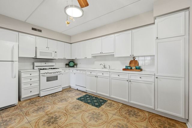 7011 W Touhy Avenue 205, Niles, IL 60714