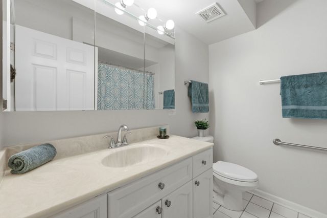 7011 W Touhy Avenue 205, Niles, IL 60714