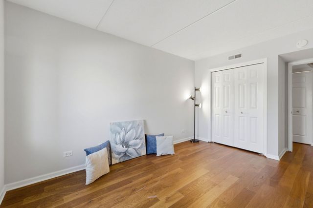 7011 W Touhy Avenue 205, Niles, IL 60714