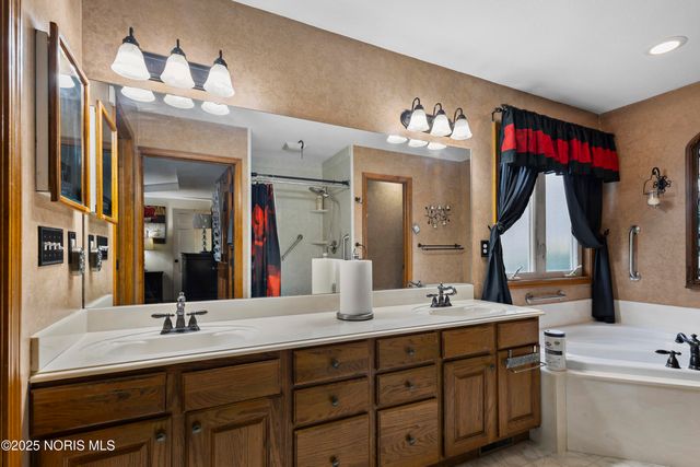 7255 Apache Trail, Holland, OH 43528