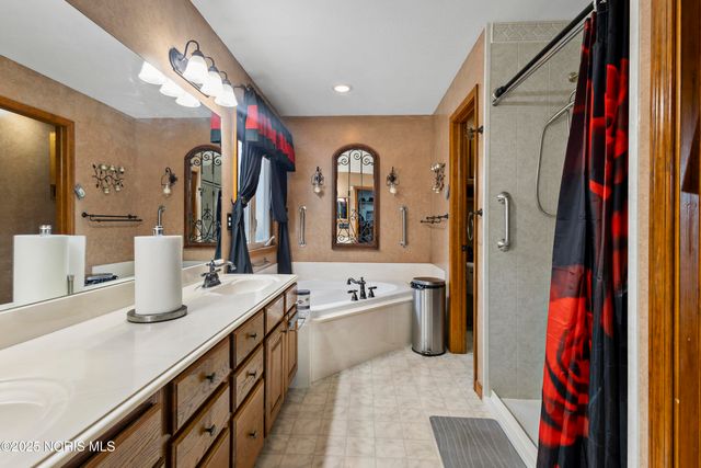 7255 Apache Trail, Holland, OH 43528