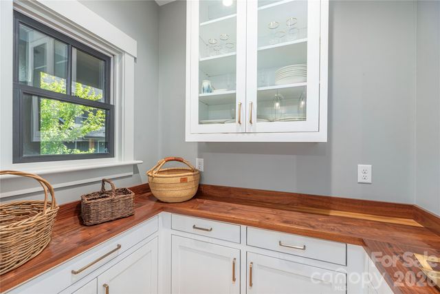 660 Elk Mountain Scenic Highway, Asheville, NC 28804